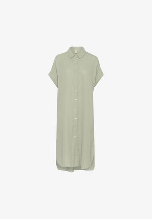 Vestido corto de manga corta, abotonado, de color verde claro y con cuello, hecho de una tela suave y texturizada, que presenta una silueta recta y aberturas laterales.