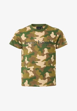 Dziecięca koszulka z krótkim rękawem w kamuflażowym wzorze, z zielonym kołnierzykiem i nadrukiem "bruno banani NOT FOR EVERYBODY" na klatce piersiowej.