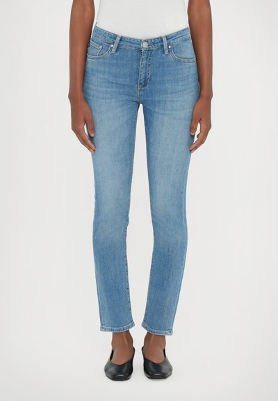 Lysblå denimjeans med slim fit, featuring et klassisk fem-lomme design, knaplukning og subtil udvoksning.