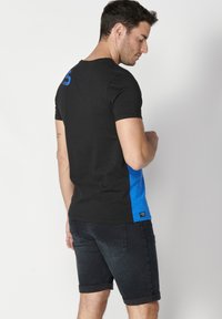 Koroshi SHORT SLEEVE - Marškinėliai su spaudiniu - azul blue