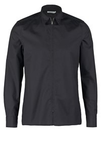 Chemise noire à manches longues en tissu lisse, dotée d'une fermeture éclair à l'avant et d'un col, avec une coupe ajustée sans motifs ni accents visibles.