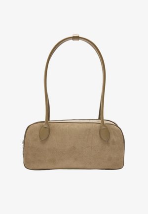 Brązowa torba z zamszu o prostokątnym kształcie, z dwoma krótkimi, zakrzywionymi uchwytami i zamknięciem na suwak. Gładka faktura z delikatnymi detalami przeszycia.