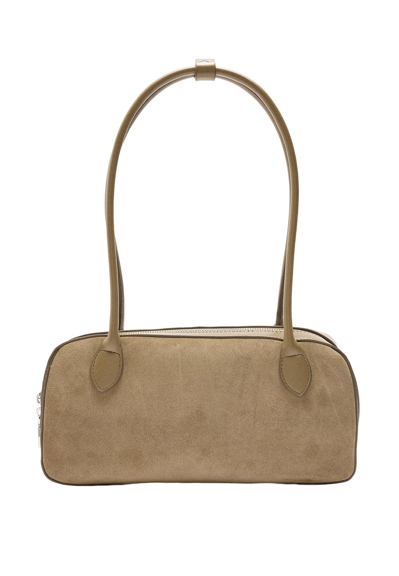 Brązowa torba z zamszu o prostokątnym kształcie, z dwoma krótkimi, zakrzywionymi uchwytami i zamknięciem na suwak. Gładka faktura z delikatnymi detalami przeszycia.