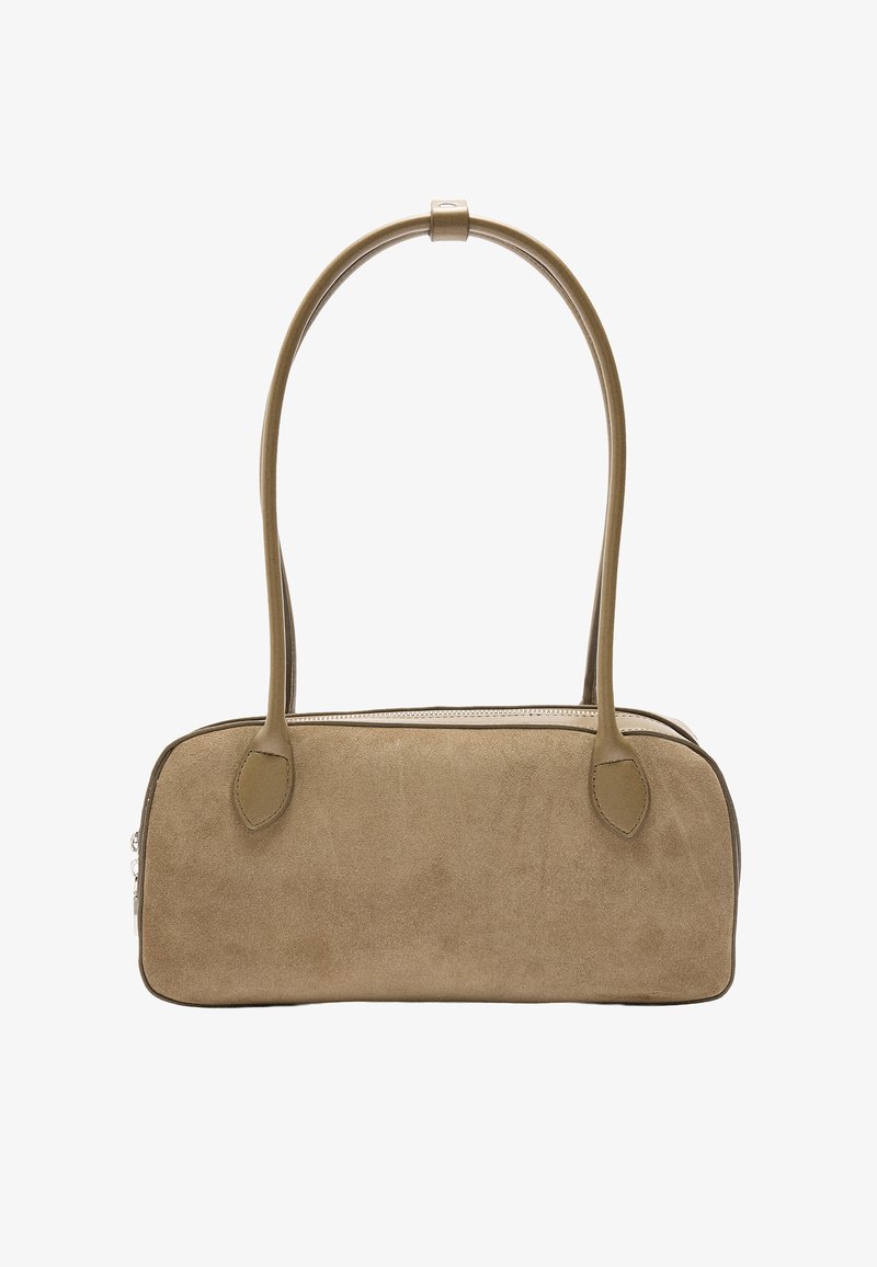 Brązowa torba z zamszu o prostokątnym kształcie, z dwoma krótkimi, zakrzywionymi uchwytami i zamknięciem na suwak. Gładka faktura z delikatnymi detalami przeszycia.