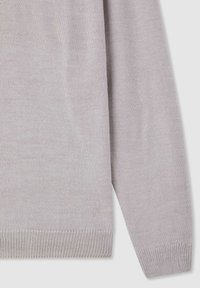 Jasnoszary sweter dziany z okrągłym dekoltem, długimi rękawami oraz ściągaczami przy mankietach i u dołu. Tekstura jest gładka i elastyczna.