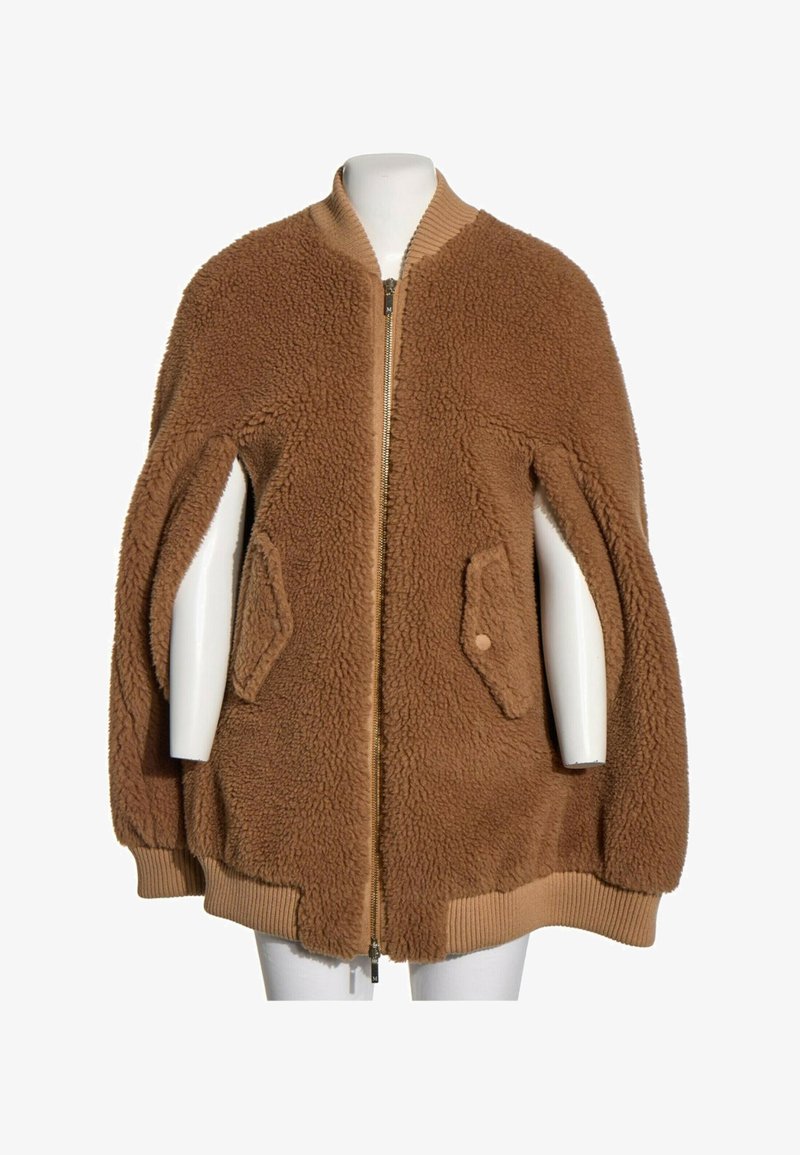 Veste zippée en peluche marron avec col, poignets et ourlet côtelés, dotée de poches à rabat et présentée sur un mannequin blanc.