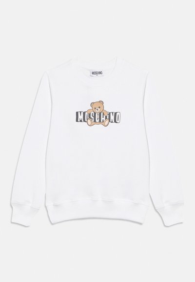 Sweatshirt blanc à manches longues avec un graphisme d'ourson reposant sur le mot "MOSCHINO" inscrit sur la poitrine.