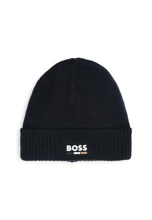 Bonnet tricoté bleu marine avec un revers en côtes replié, portant un logo "BOSS" et trois petites rayures horizontales de couleur en dessous du texte.
