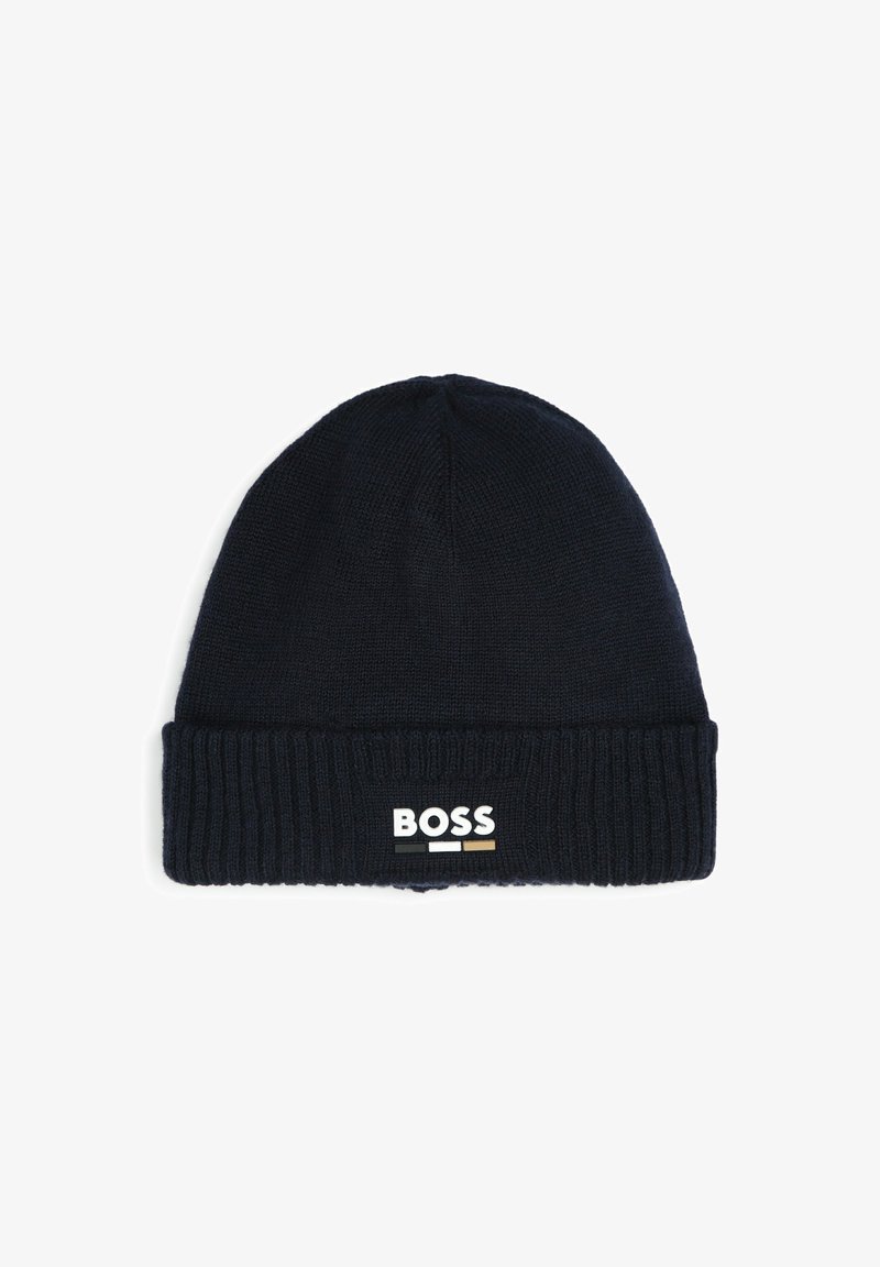 Bonnet tricoté bleu marine avec un revers en côtes replié, portant un logo "BOSS" et trois petites rayures horizontales de couleur en dessous du texte.