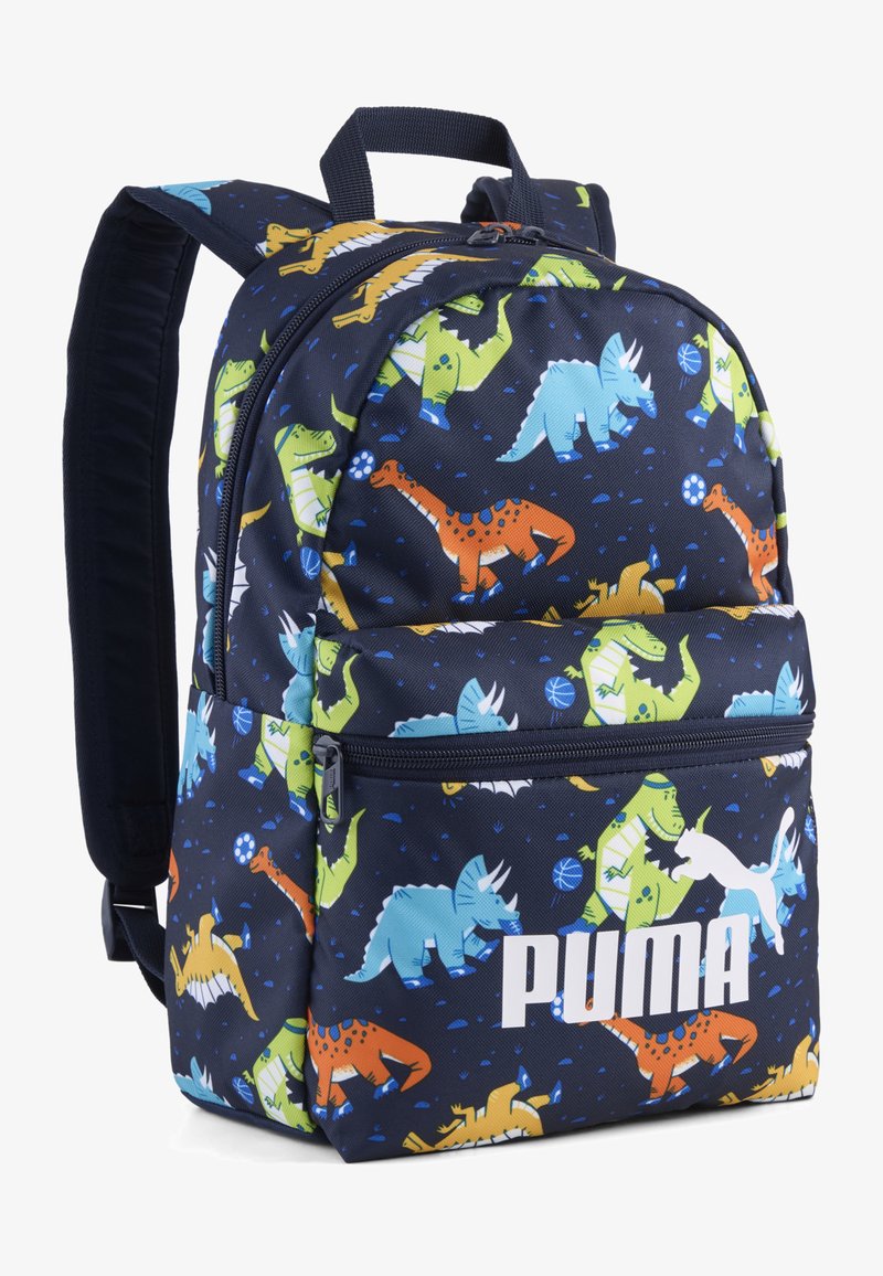 Тъмносиня раница Puma с цветни динозавърски шарки в оранжево, зелено, синьо и жълто, с преден джоб с цип и подплатени презрамки.
