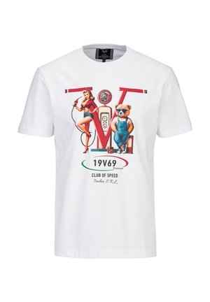 Weißes T-Shirt mit Grafik einer retro Pin-up-Frau, die eine Zapfpistole hält, und einem Bären in Latzhose und Sonnenbrille, der an einer Zapfsäule lehnt.
