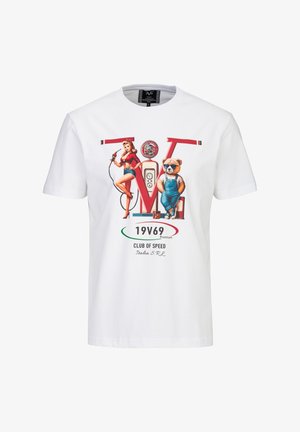 Weißes T-Shirt mit Grafik einer retro Pin-up-Frau, die eine Zapfpistole hält, und einem Bären in Latzhose und Sonnenbrille, der an einer Zapfsäule lehnt.