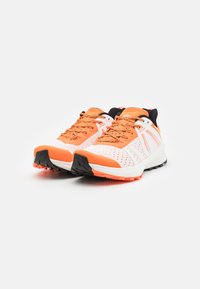 Męskie buty do biegania z białą siateczkową cholewką z pomarańczowymi akcentami, czarnym piętą oraz teksturowaną czarną podeszwą, wyposażone w pomarańczowe sznurówki.