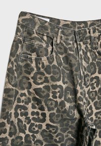 Jeans in denim con stampa leopardata, caratterizzati da una base beige neutra con motivi verde scuro e neri, e un classico design a cinque tasche.