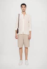 120% Lino LONG SLEEVE MEN SLIM FIT - Skjorta - milk