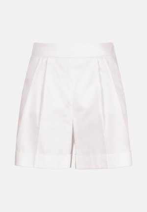 Shorts blancs taille haute, confectionnés, avec plis, poches latérales et ourlets retroussés sur un fond clair uni.