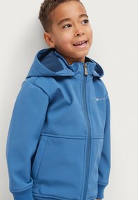 Blaue Zip-Hoodie aus weichem, leichtem Material, mit Kapuze, Fronttaschen und dezenten Nahtdetails.