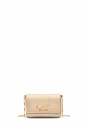 Beige leren crossbody tas met een kettingband, voorzien van het reliëf 'LIU·JO MILANO' logo aan de voorkant en een rechthoekig, compact ontwerp.