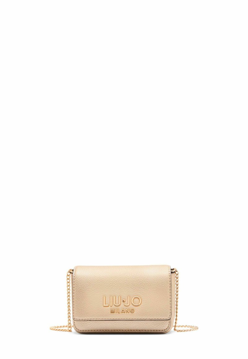 Sac en cuir beige porté travers en bandoulière avec une chaîne, présentant un logo embossé "LIU·JO MILANO" à l'avant et un design rectangulaire et compact.