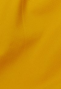 Tissu jaune au toucher lisse, présentant un motif côtelé subtil. Le matériau semble léger et résistant.