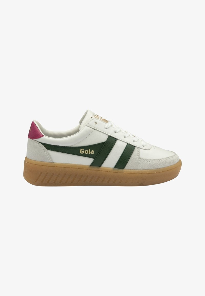 Zapatilla blanca con acentos verdes y rosas, de materiales de cuero y ante. Presenta una suela de goma texturizada y un prominente logotipo de Gola en el costado.
