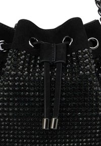 Borsa a secchiello nera texturizzata con paillettes, dotata di chiusura a coulisse e dettagli in metallo argentato. Superficie liscia e lucida.