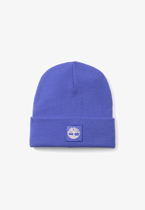 Paarse gebreide beanie met een omgeslagen rand, met een vierkante patch versierd met een wit boompje logo. Zachte textuur, eenvoudig ontwerp.