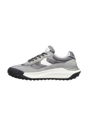 Grauer Sneaker mit einer Kombination aus glatten und strukturierten Materialien, einem weißen Logo, schwarzer Gummisohle und kontrastierenden Schnürsenkeln.