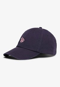 Gorra de béisbol de algodón morado con visera curva, que presenta un logo bordado en rosa en la parte frontal y ojales para ventilación.