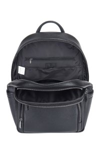 Zwarte leren rugzak met een ronde bovenkant, een gladde textuur, meerdere met rits afsluitbare vakken en een klein binnenvak.