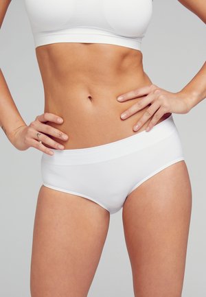 Weiße Baumwoll-Hipster-Briefs mit glatter Textur und breitem Bund, ausgestattet mit einem nahtlosen Design für Komfort und Passform.