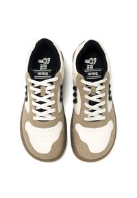 Zapatillas con parte superior de cuero blanco y detalles en ante beige, con forro negro, cordones planos blancos y puntera perforada para transpirabilidad.