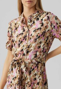 Šaty s krátkým rukávem s barevným abstraktním leopardím potiskem v odstínech růžové, hnědé a černé, s knoflíkovým zapínáním vpředu a detailem na převázání v pase.