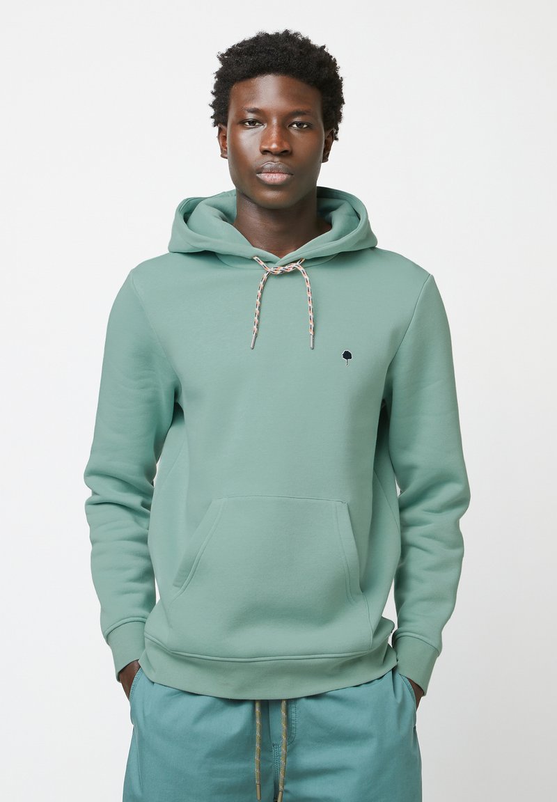 Mintgroene hoodie met een voorzak, trekkoordcapuchon in contrasterende kleuren en een klein boomlogo op de borst. Zachte textuur.