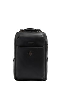 Mochila de cuero negro con acabado texturizado, cuenta con un asa superior, bolsillo frontal con cremallera y un logotipo metálico como emblema.