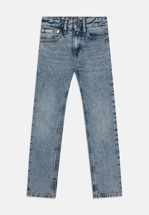 Jeans de ganga azul claro com um design de perna reta, apresentando um fecho com botão, estilo de cinco bolsos e desbotamento subtil ao longo do tecido.