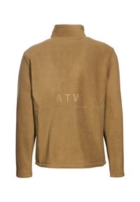 Tan fleecejacka med hög krage, med ton-i-ton-sömmar och präglad text "ATW" på baksidan. Mjuk, texturerad material.