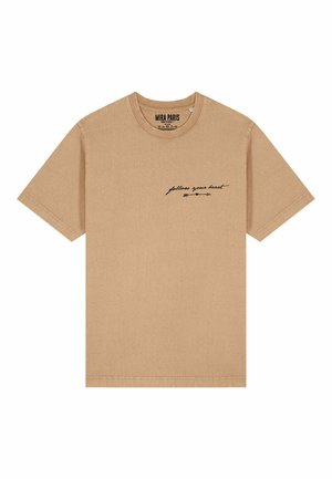 Beige Baumwoll-T-Shirt mit kurzen Ärmeln und rundem Ausschnitt. Auf der Brust mit der Aufschrift "folge deinem Herzen" in schwarzer Schreibschrift bedruckt.