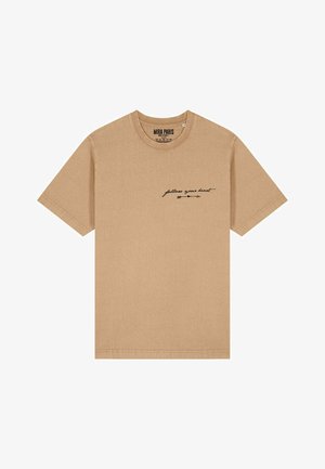 Beige pamut póló rövid ujjakkal és kerek nyakkal. A mellkason fekete írott betűkkel "kövesd a szíved" felirat található.