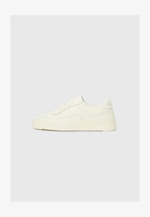 Baskets en cuir crème clair avec une finition texturée, bout arrondi, semelle en caoutchouc et design minimaliste. Présente un logo discret sur le talon.