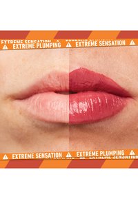 Läppjämf�örelse: vänster med en naturlig rosa nyans, slät struktur; höger med en djup röd, glansig finish, framhävd av fyllighet och lyster.