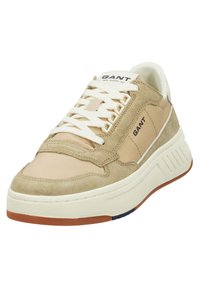 Beige Wildleder- und Leder-Sneaker mit weißen Schnürsenkeln, gepolstertem Kragen und strukturiertem Gummisohle. Verfügt über ein dezentes Logo an der Seite und kontrastierende Akzente.