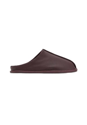 Pantofole marroni scure con un materiale morbido simile alla pelle, design aperto sul retro, forma arrotondata e sottili dettagli cuciti lungo i bordi.