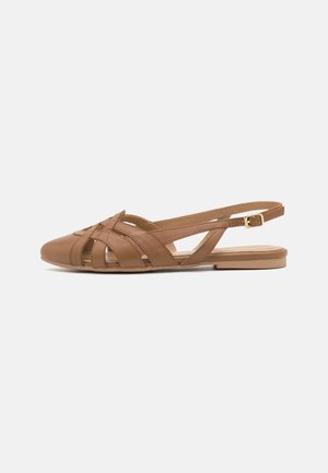 Chaussures slingback en cuir marron avec un design découpé, semelle plate et bride de cheville réglable avec une petite boucle en métal doré.