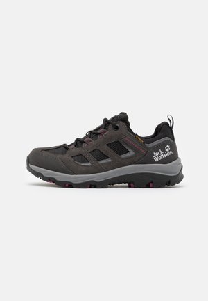 Chaussure de randonnée noire avec des accents gris et des touches de rose. Comprend des matériaux en mesh et en daim, une semelle extérieure texturée et un design de soutien.