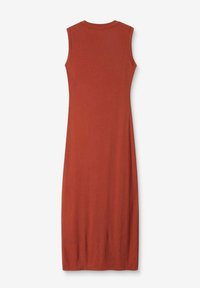 Robe midi sans manches en tissu de couleur rouille, avec un col rond et une silhouette ajustée, texture lisse sans motifs visibles.