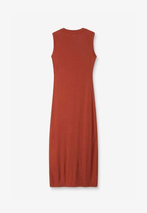 Mouwloze, geribde midi-jurk van roestkleurige stof, met een ronde halslijn en een aansluitende silouet, gladde textuur zonder zichtbare patronen.