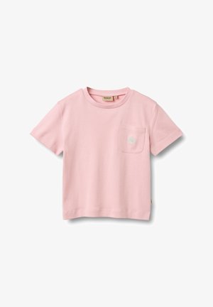 T-shirt rose pâle à manches courtes avec col rond et poche poitrine ornée d'un petit motif brodé de coquillage blanc.