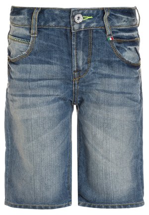 Shorts de mezclilla de azul descolorido, con un corte recto, diseño clásico de cinco bolsillos, costura amarilla y un acento verde cerca de la cinturilla.