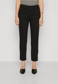 Čierne prispôsobené nohavice so slim fit, vyrobené z tenkej bavlnenej zmesi. Majú štandardný pás a skrátenú dĺžku.